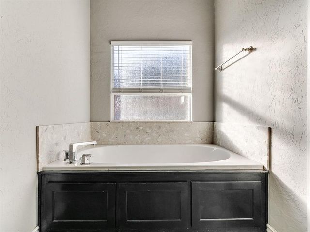 1100 Lindsey Lane, Moore, OK 73160