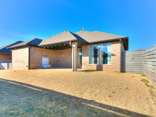 1100 Lindsey Lane, Moore, OK 73160