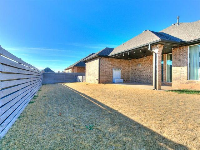 1100 Lindsey Lane, Moore, OK 73160