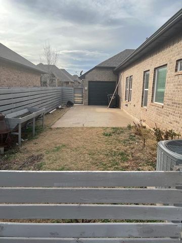 1100 Lindsey Lane, Moore, OK 73160