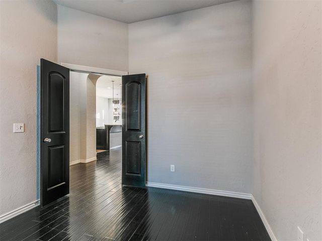 1100 Lindsey Lane, Moore, OK 73160