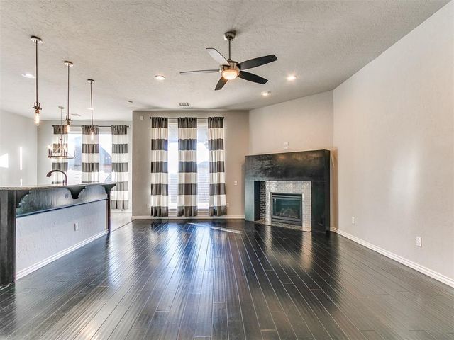 1100 Lindsey Lane, Moore, OK 73160