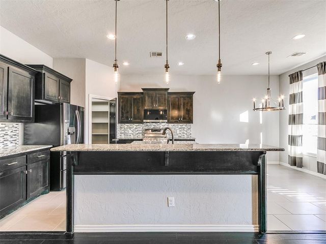 1100 Lindsey Lane, Moore, OK 73160