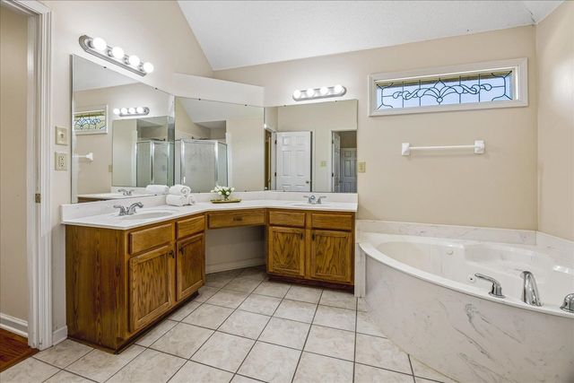 1386 STABLE RUN DR, Cordova, TN 38016