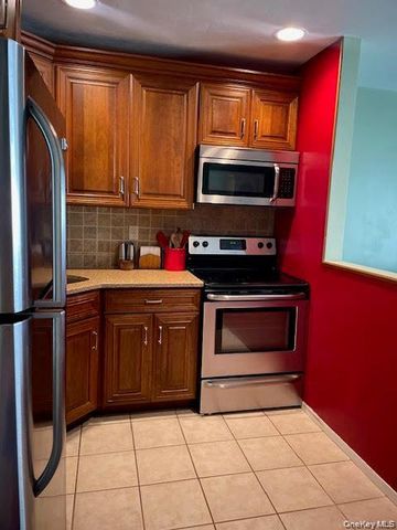 650 Newbridge Road 33, East Meadow, NY 11554