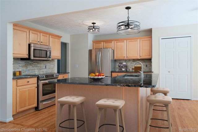 2005 N Splitstone Drive, Hamburg Township, MI 48169