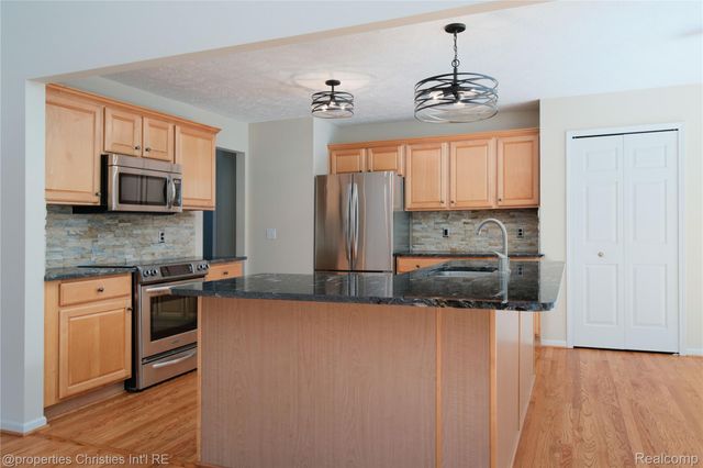 2005 N Splitstone Drive, Hamburg Township, MI 48169
