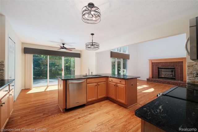 2005 N Splitstone Drive, Hamburg Township, MI 48169