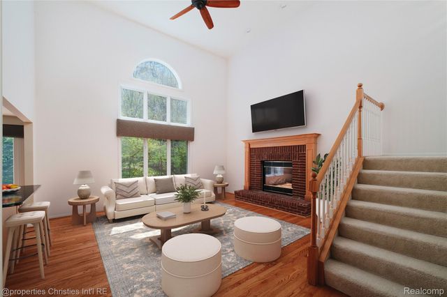 2005 N Splitstone Drive, Hamburg Township, MI 48169