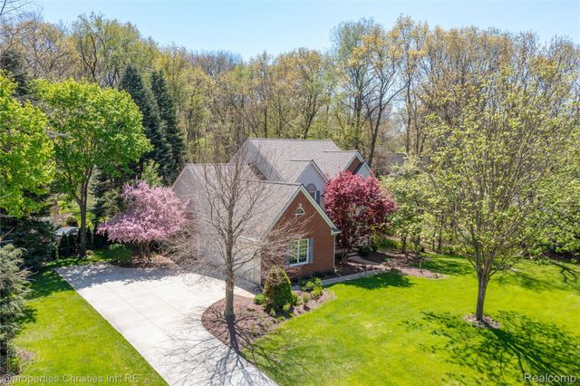 2005 N Splitstone Drive, Hamburg Township, MI 48169
