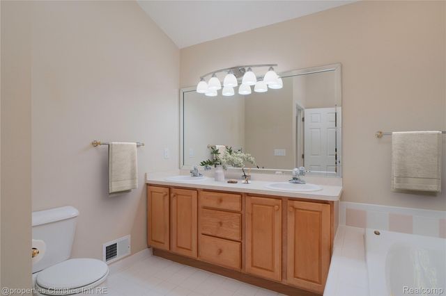 2005 N Splitstone Drive, Hamburg Township, MI 48169
