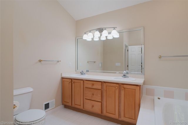 2005 N Splitstone Drive, Hamburg Township, MI 48169