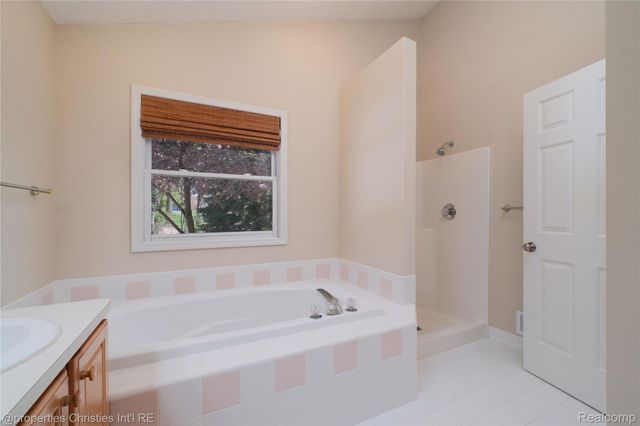 2005 N Splitstone Drive, Hamburg Township, MI 48169