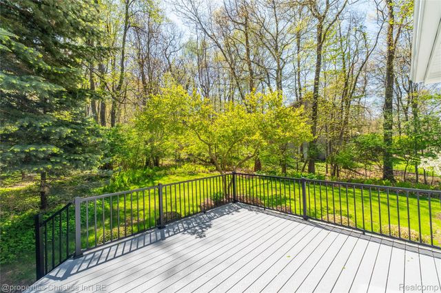 2005 N Splitstone Drive, Hamburg Township, MI 48169