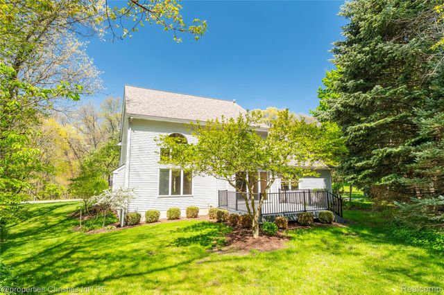 2005 N Splitstone Drive, Hamburg Township, MI 48169