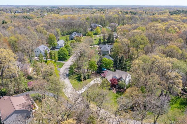 2005 N Splitstone Drive, Hamburg Township, MI 48169
