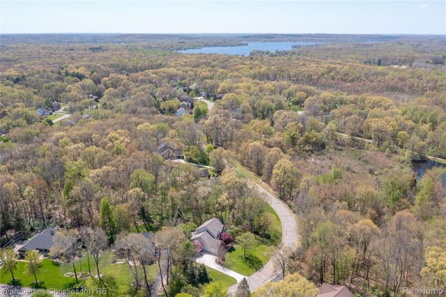 2005 N Splitstone Drive, Hamburg Township, MI 48169
