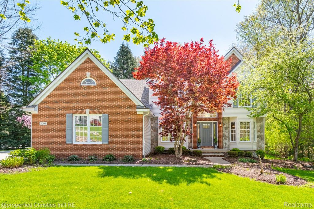 2005 N Splitstone Drive, Hamburg Township, MI 48169