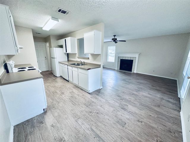 379 Fantail LOOP B, Austin, TX 78734