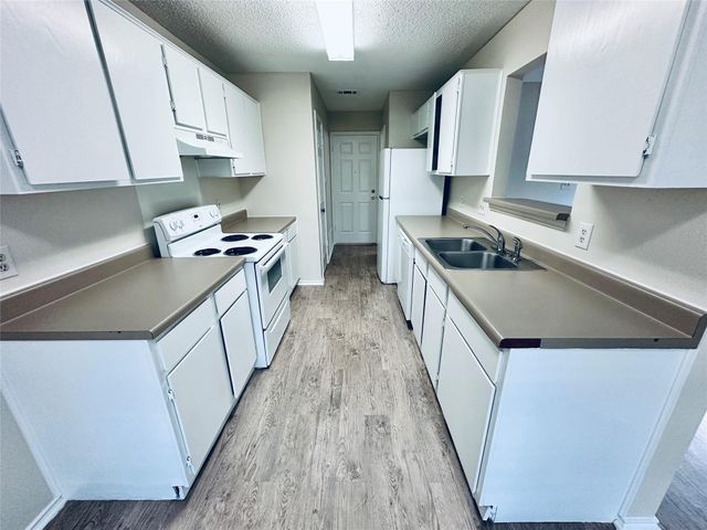379 Fantail LOOP B, Austin, TX 78734