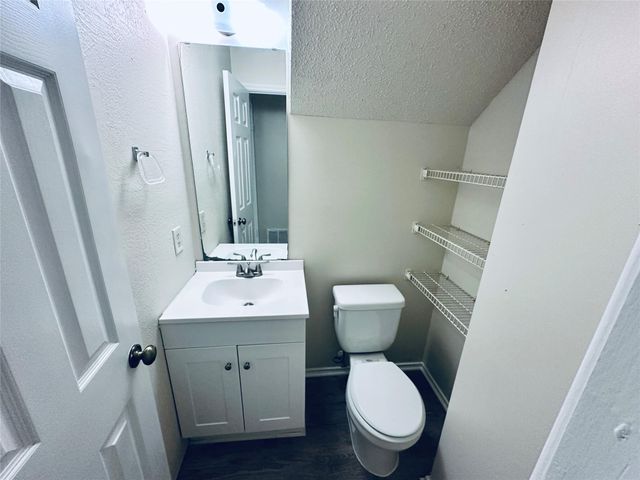 379 Fantail LOOP B, Austin, TX 78734