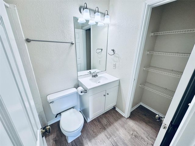 379 Fantail LOOP B, Austin, TX 78734