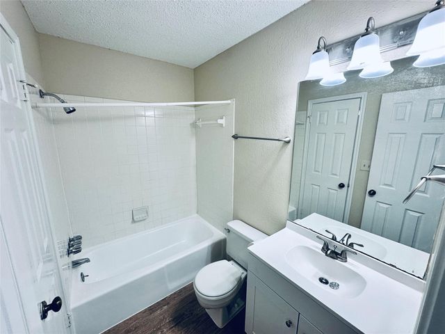 379 Fantail LOOP B, Austin, TX 78734