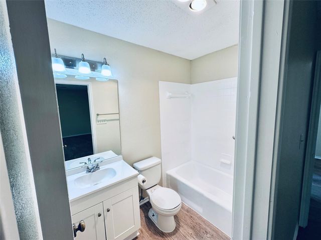 379 Fantail LOOP B, Austin, TX 78734