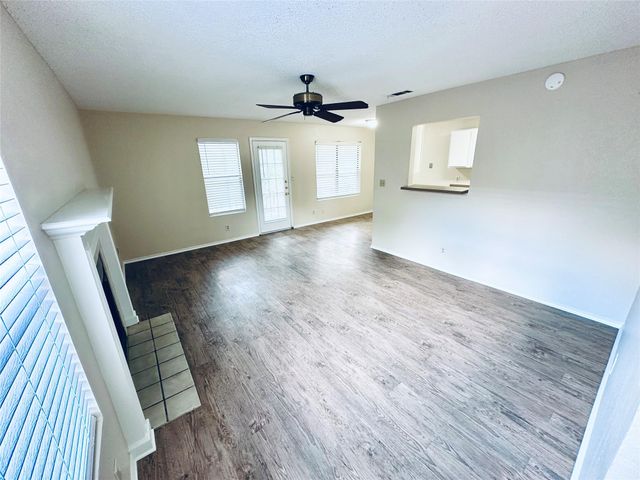 379 Fantail LOOP B, Austin, TX 78734