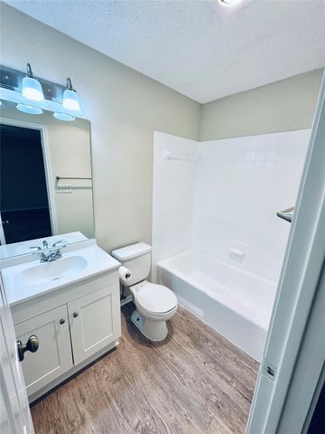 379 Fantail LOOP B, Austin, TX 78734