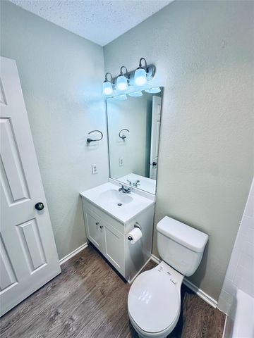 379 Fantail LOOP B, Austin, TX 78734