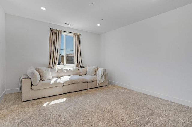 5080 Marshmallow Dr, Roseville, CA 95747