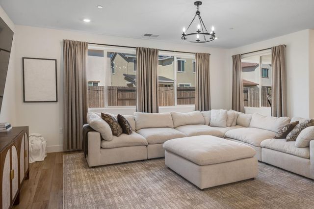 5080 Marshmallow Dr, Roseville, CA 95747