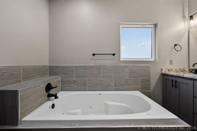 18475 W Lakewood Drive, Park Hill, OK 74451