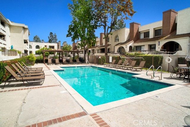 21650 Burbank 115, Woodland Hills (los Angeles), CA 91367