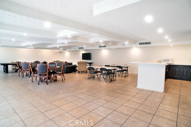 21650 Burbank 115, Woodland Hills (los Angeles), CA 91367