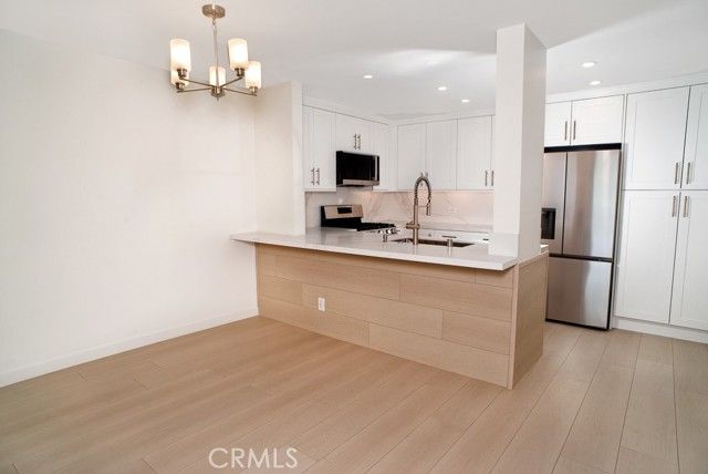 21650 Burbank 115, Woodland Hills (los Angeles), CA 91367