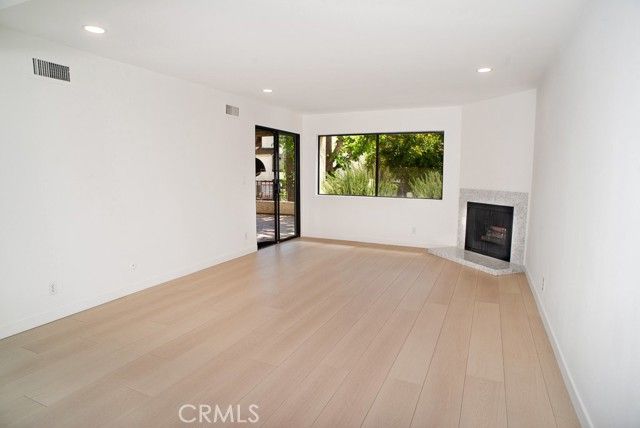 21650 Burbank 115, Woodland Hills (los Angeles), CA 91367