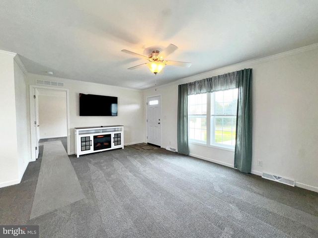 35 FOX CHASE CT, Kearneysville, WV 25430