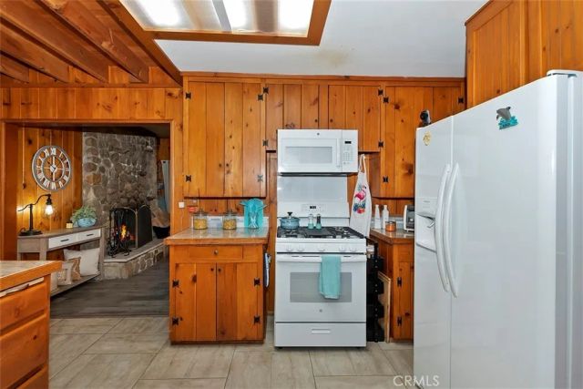1069 Nesthorn Drive, Crestline, CA 92325