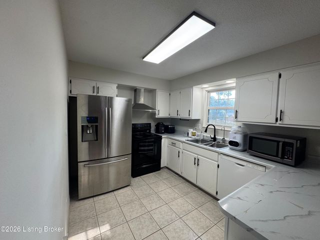 132 Wintergreen Dr, Radcliff, KY 40160