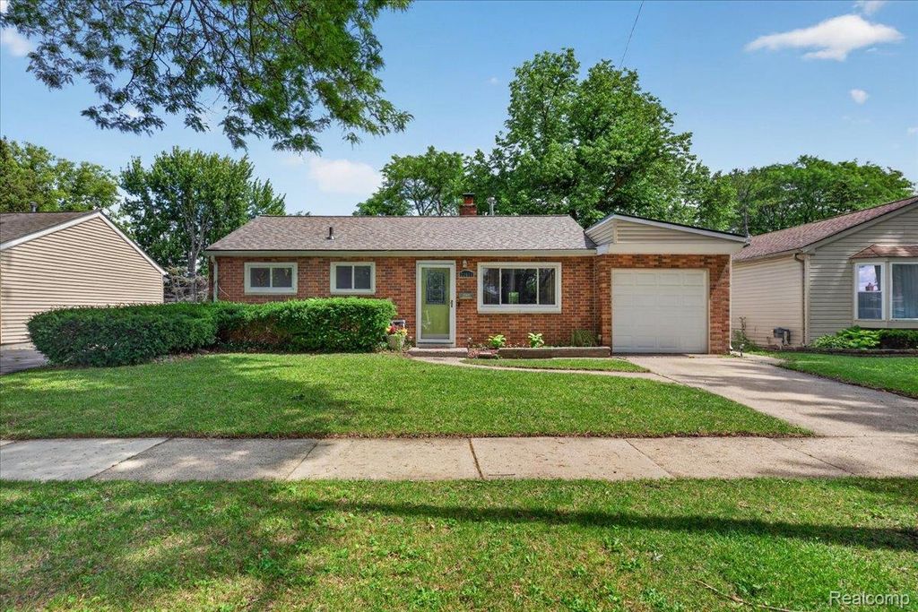 22611 Detour Street, St. Clair Shores, MI 48082