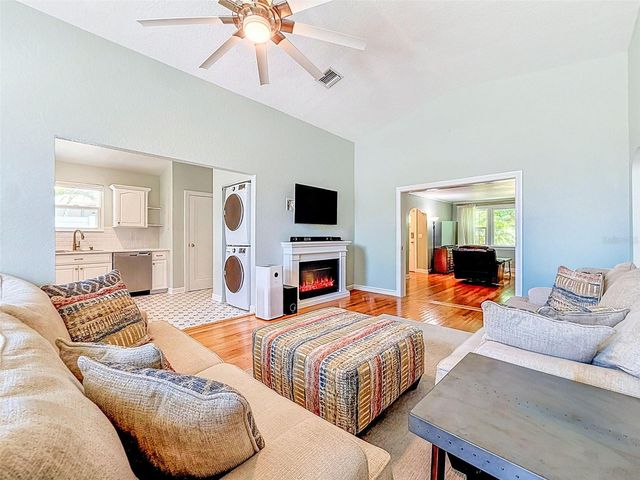 182 29TH AVENUE N, St Petersburg, FL 33704