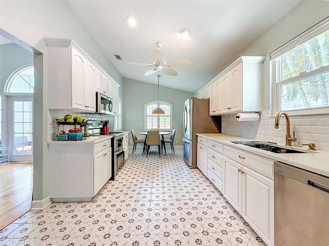 182 29TH AVENUE N, St Petersburg, FL 33704