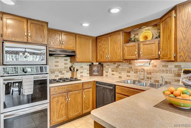 126 Amberwood Drive, Grand Island, NY 14072