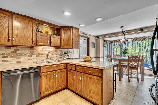 126 Amberwood Drive, Grand Island, NY 14072