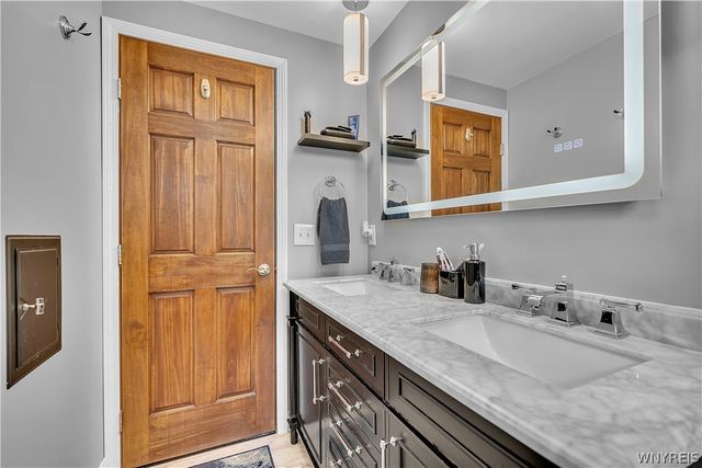 126 Amberwood Drive, Grand Island, NY 14072