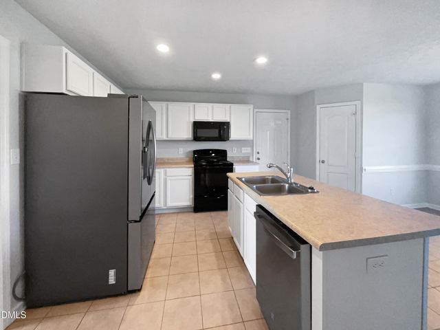 5904 Blue Sky Lane, Hope Mills, NC 28348