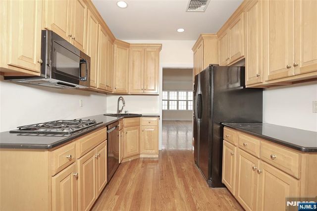 136 Stonegate Trail 37, Cresskill, NJ 07626