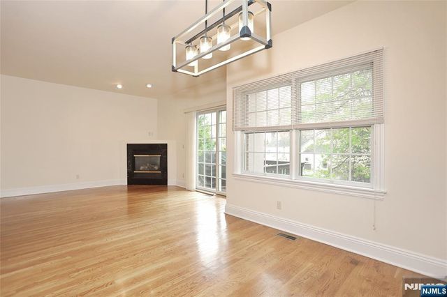 136 Stonegate Trail 37, Cresskill, NJ 07626